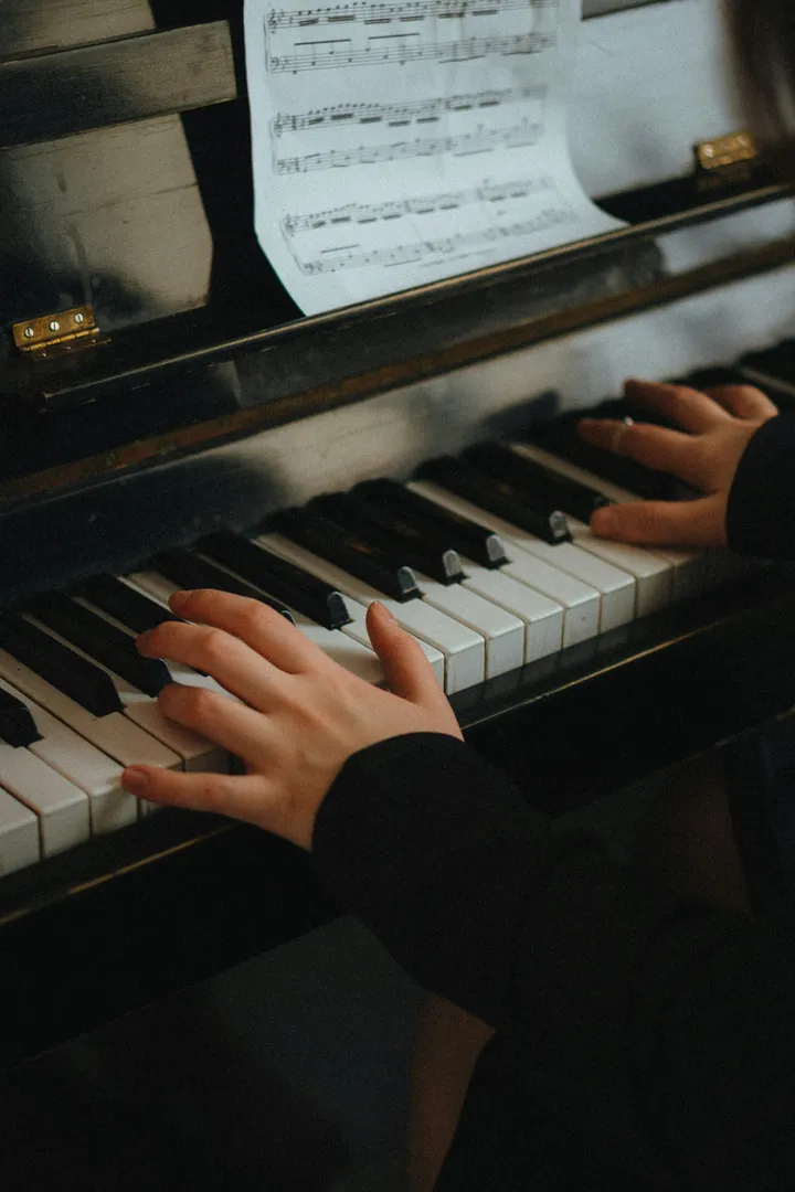 Mãos a tocar piano