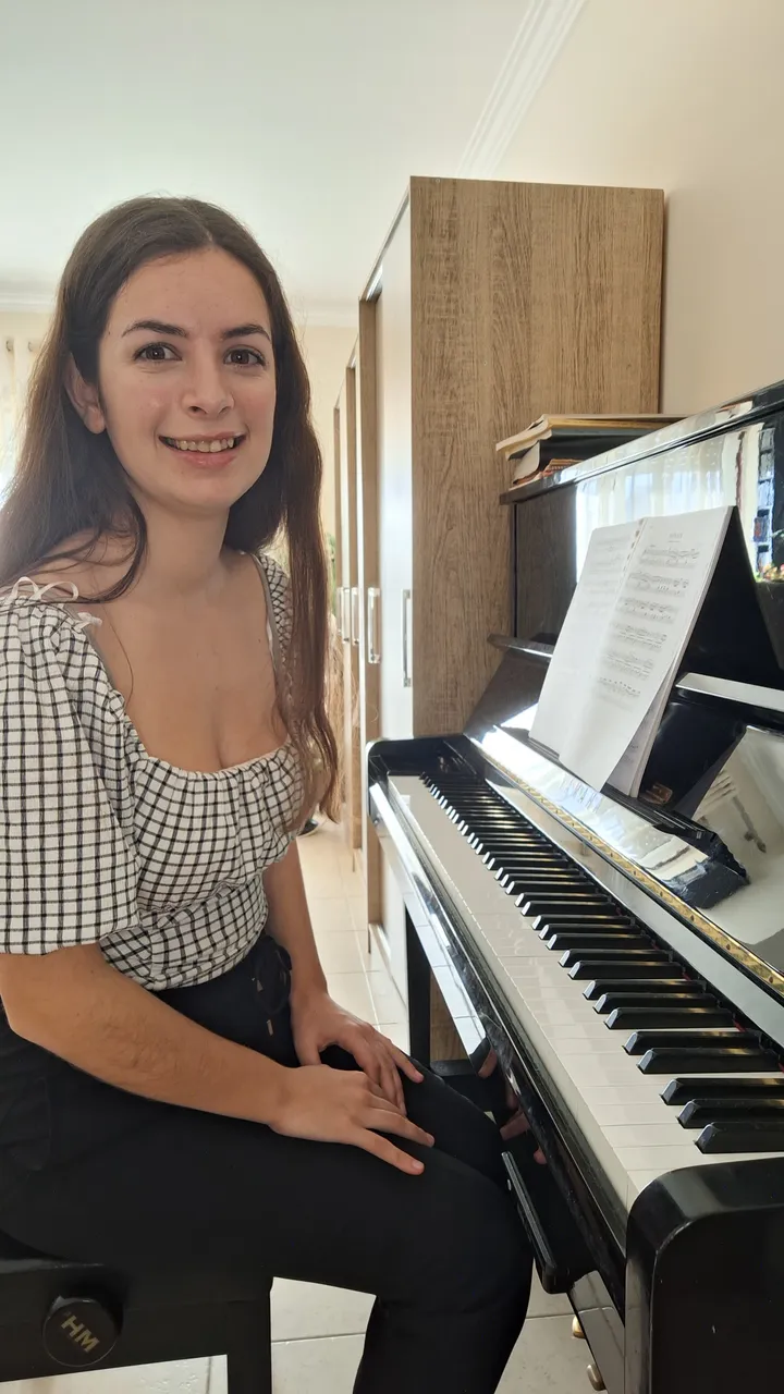 Mariana a tocar piano